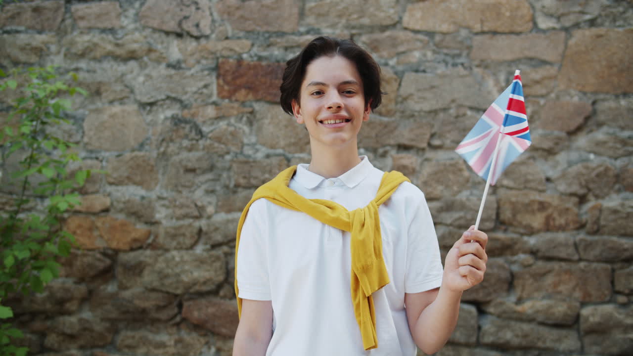 Tiener met Britse vlag