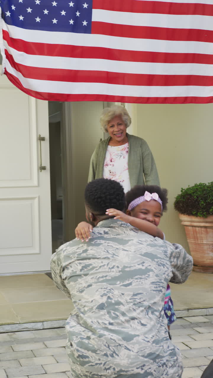 el video muestra a un niño afroamericano, una abuela y un padre soldado reunidos.