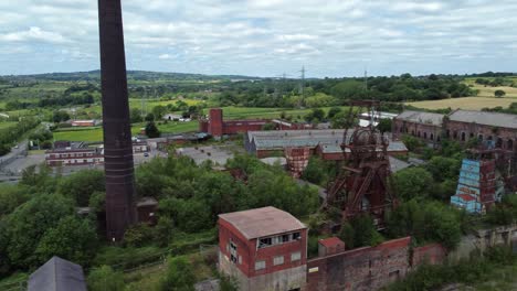 Abandonado-Viejo-Cubierto-De-Mina-De-Carbón-Museo-Industrial-Colliery-Edificios-Vista-Aérea-Dolly-Izquierda