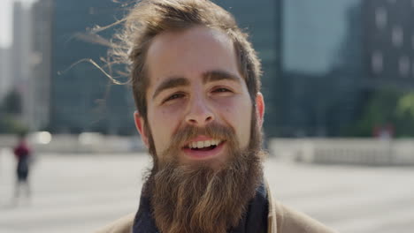 retrato de cerca joven profesional hipster hombre sonriente disfrutando de un estilo de vida urbano exitoso feliz empresario barbudo en el aire libre soleado de la ciudad cámara lenta