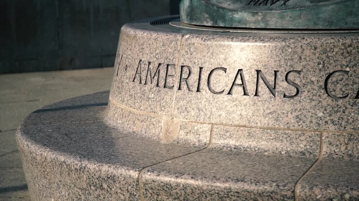 Parola AMERICANS incisa su una splendida panchina in un monumento commemorativo a Washington, DC