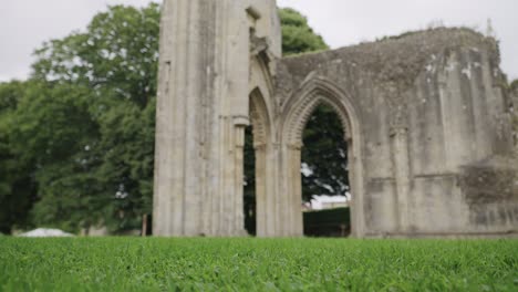 las ruinas de la abadía de glastonbury parte central, panela de la cámara de abajo hacia arriba 4k cámara lenta