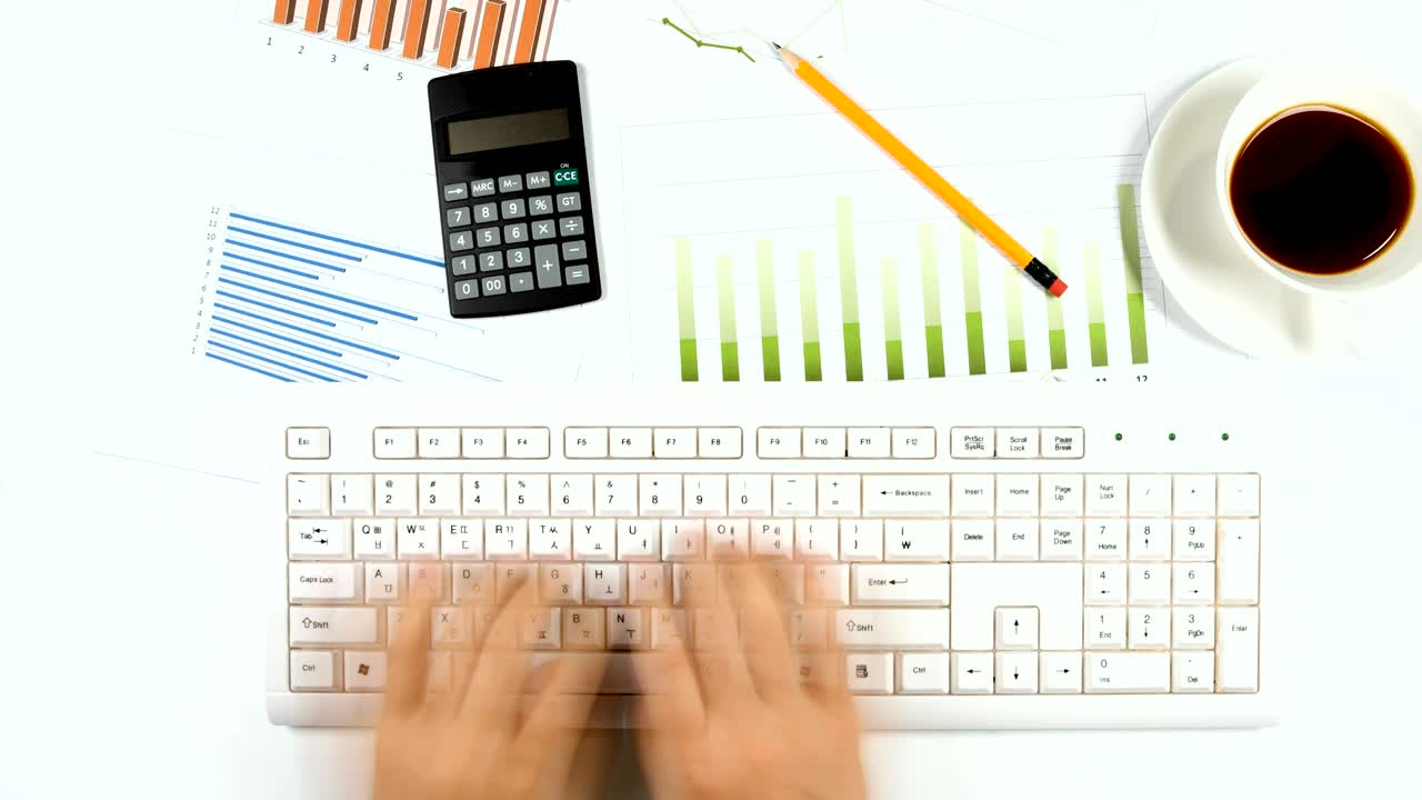Mani che digitano sulla tastiera