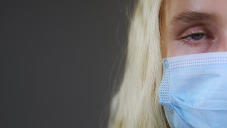 primer plano de mujer con mascarilla