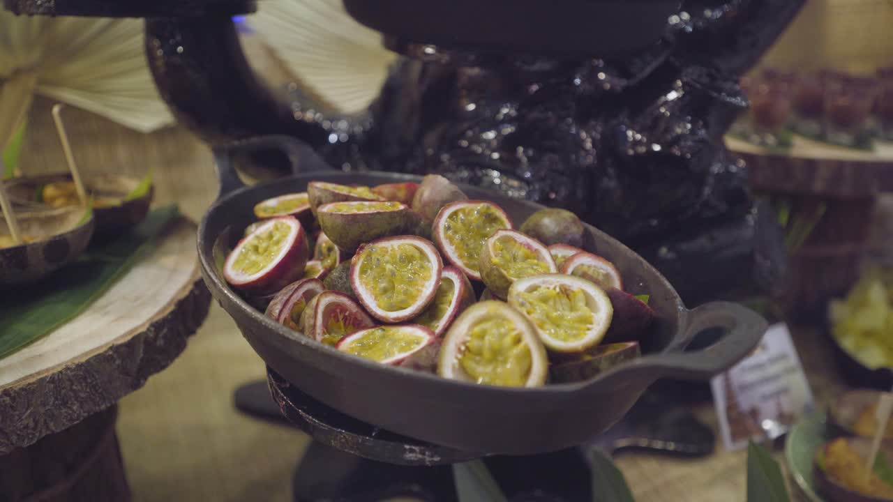 plato de frutas comida indonesia, maracuyá, comida asiática, fruta tropical asia, restaurante asiático, comida bali