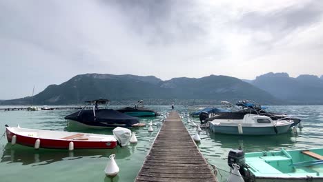 Zu-Fuß-Auf-Dem-Steg-Mit-Festgemachten-Booten-Am-See-Von-Annecy-In-Annecy,-Frankreich