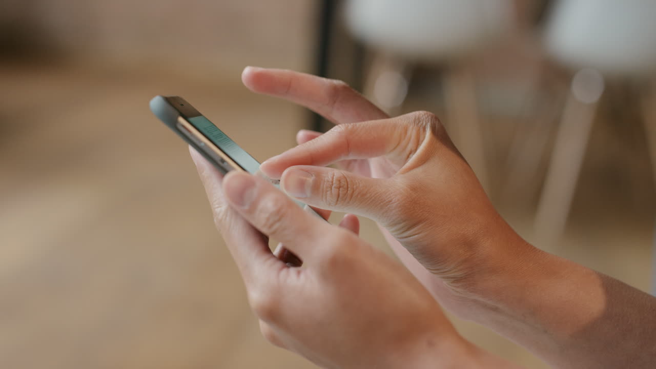mujer en primer plano usando un dispositivo de teléfono inteligente en casa leyendo tecnología de la información