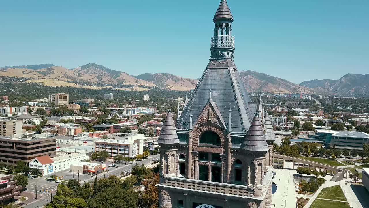 솔트 레이크 시티 공공 도서관 에 있는 돌로 된 시계탑과 가을 잎자루