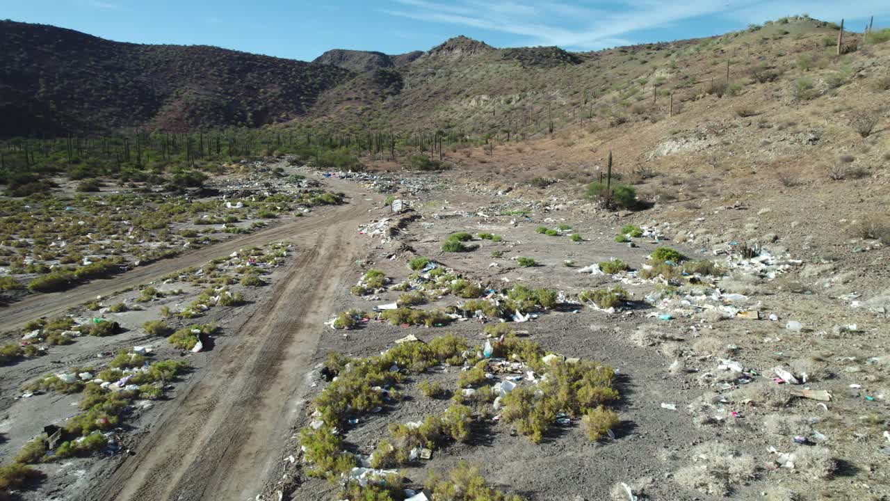 deshechos esparcidos a lo largo de la carretera en el paisaje desértico de mulege, baja california sur, méxico.