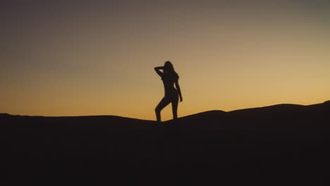 Silhouette-Der-Frau-Während-Der-Goldenen-Stunde