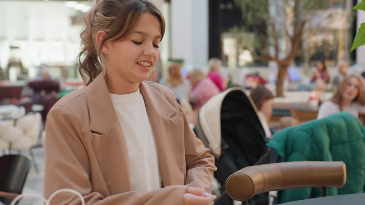 Mujer alegre hablando durante sus compras, mujer disfrutando de una conversación amistosa mientras va de compras, mujer sonriente charlando felizmente durante su experiencia de compra