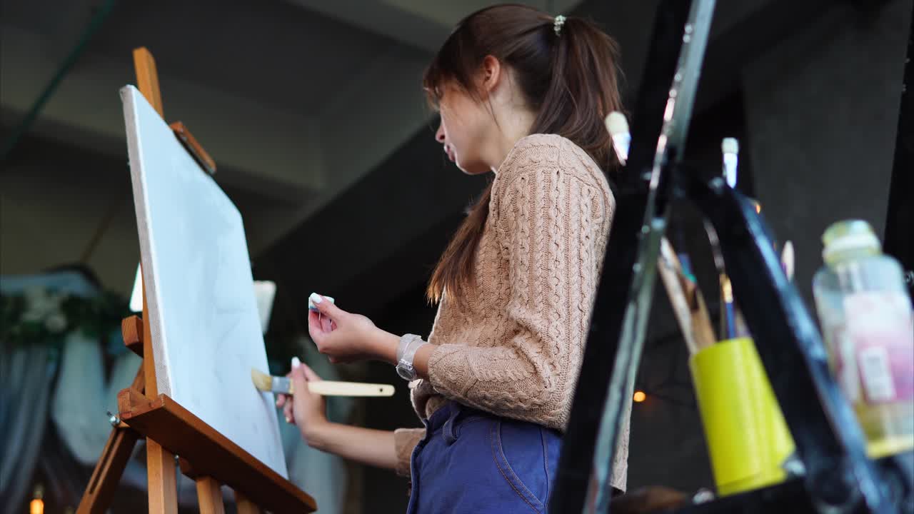 캔버스에 있는 여성 그림