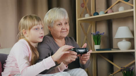 Abuela-Y-Nieta-Juegan-Videojuegos-Juntas-5