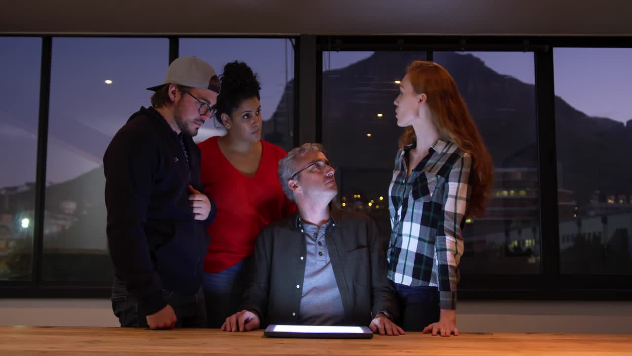 크리에이티브 사무실에서 일하는 동료들의 그룹