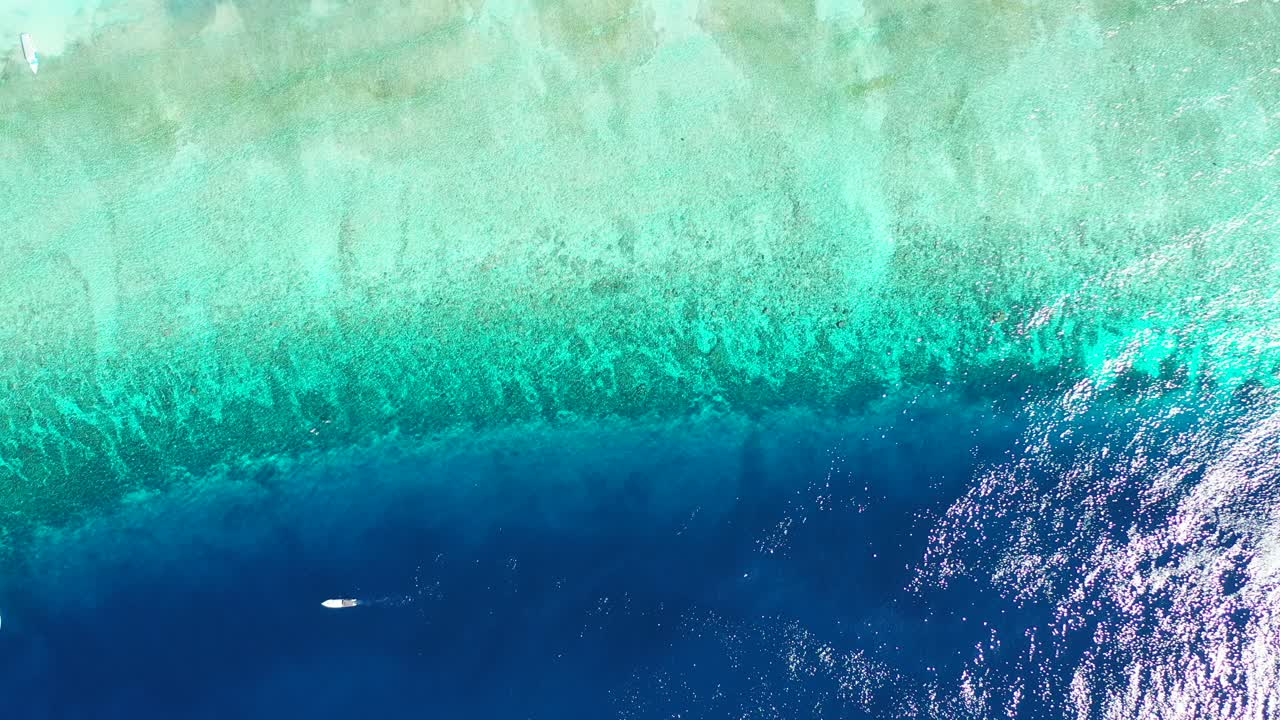 몰디브의 인기 있는 관광지 해안선에서 수정처럼 맑은 바닷물에 반짝이는 태양