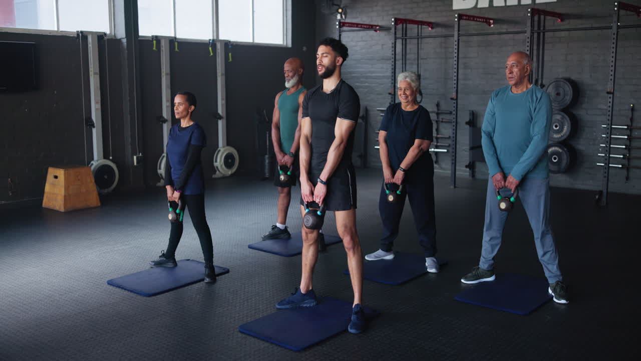 entrenamiento en grupo con kettlebell para personas mayores