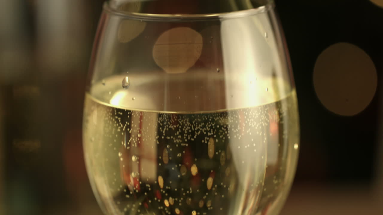 Primo piano su bicchiere di vino bianco