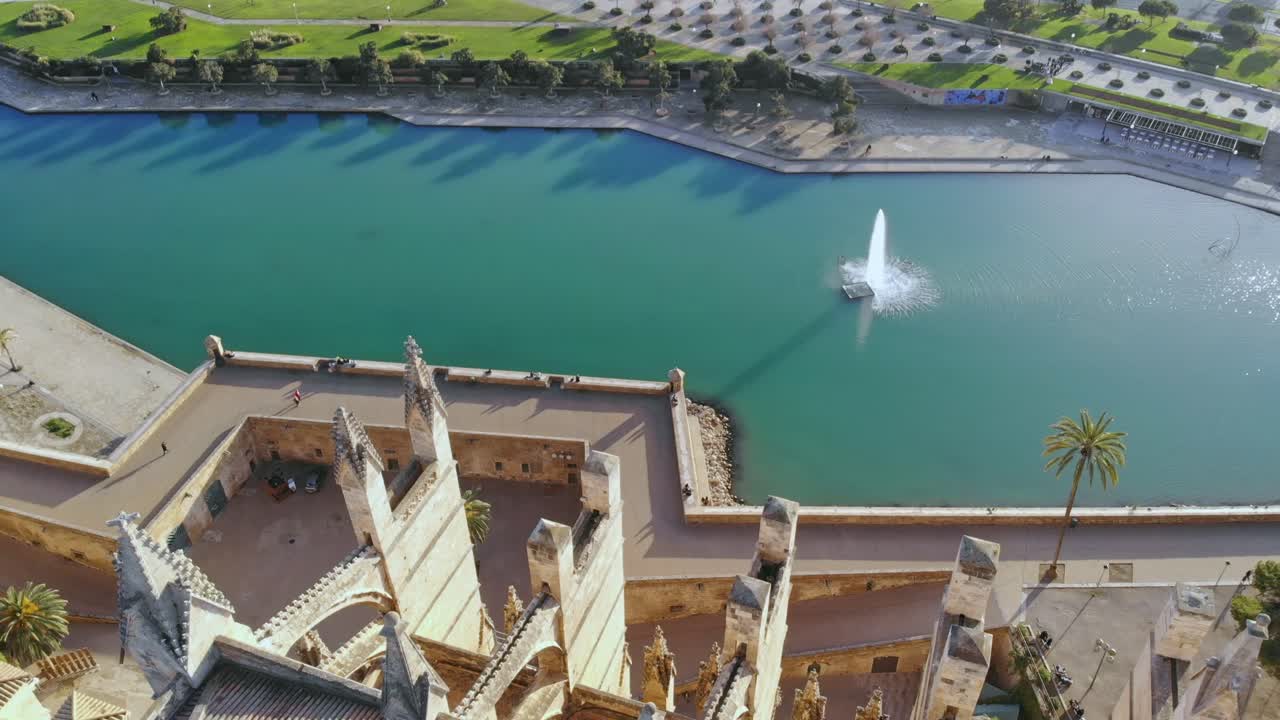 catedral de palma, estanque y carretera filmados por un dron mirando hacia abajo