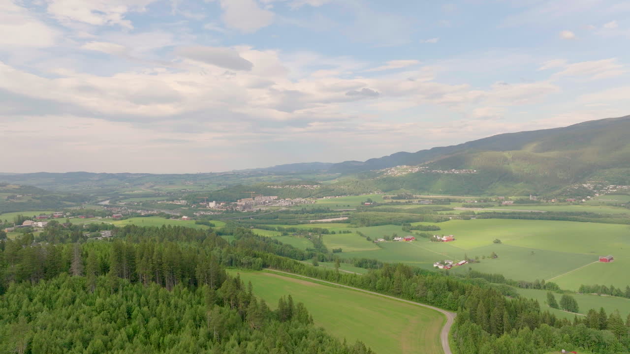paisaje de bosque verde, pradera y montañas durante el día en la zona rural de trondheim en trondelag, noruega
