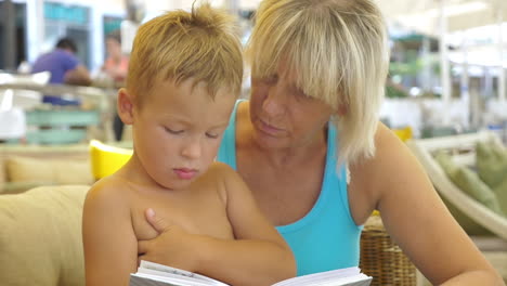 la abuela leyendo un libro al nieto