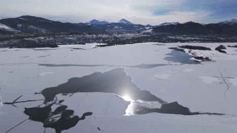 Centro-De-Frisco-Hacia-Keystone-Colorado-Antena-Cinematográfico-Drone-Lago-Dillon-Puerto-Deportivo-Ensenada-Cumbre-Nublado-Nevado-Invierno-Mañana-Vista-Silverthorne-Alcance-De-Diez-Millas-Breckenridge-Calma-Descongelado-Hielo-Círculo-Derecha