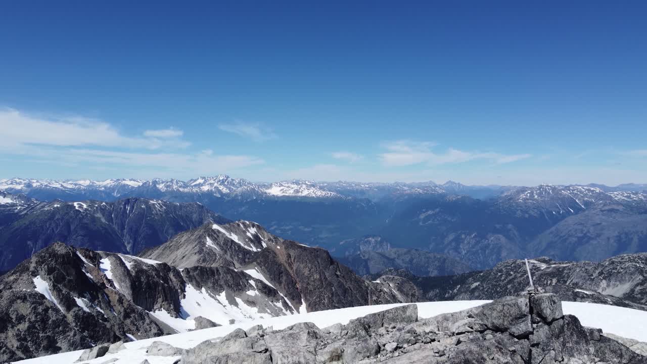 산맥과 깊은 계곡이 있는 정상에서 보는 산맥의 공중 전망