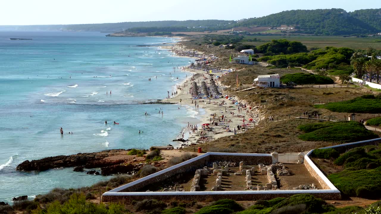 스페인 발레아리크 제도의 "손 부" 해변의 공중 사진.