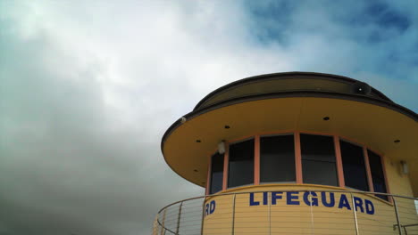 Lapso-De-Tiempo-De-Nubes-Blancas-Moviéndose-Sobre-La-Torre-De-Salvavidas-De-Bondi-Beach-En-Sydney-Australia