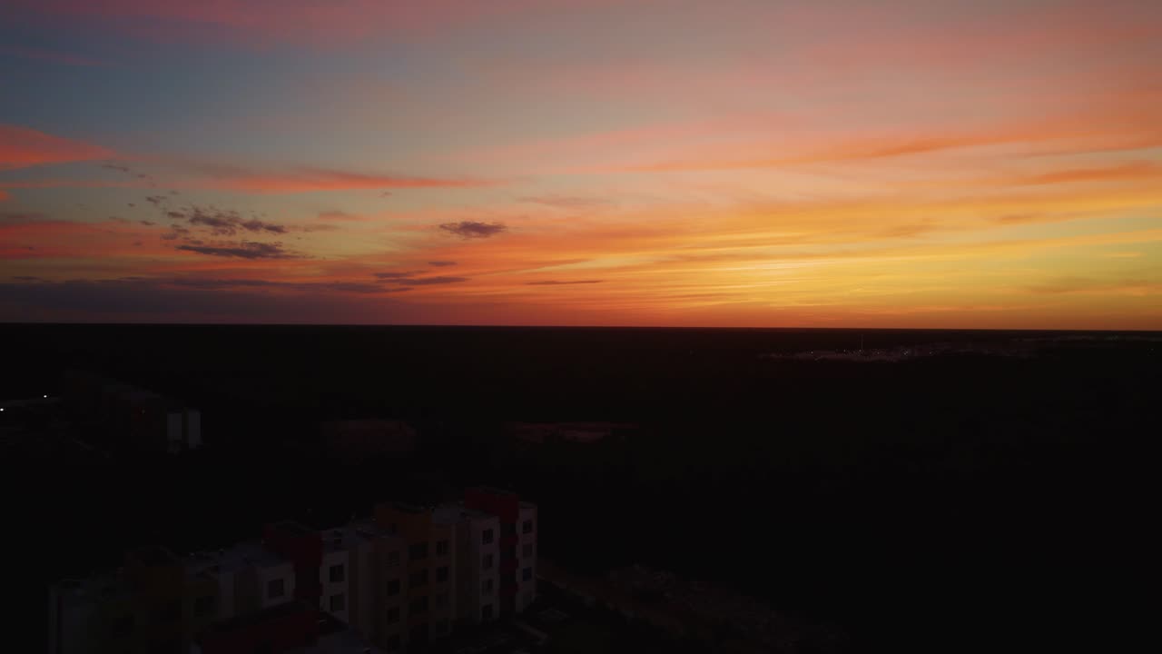 아래에 어두운 리조트 건물이 있는 멕시코 일몰의 공중 전망