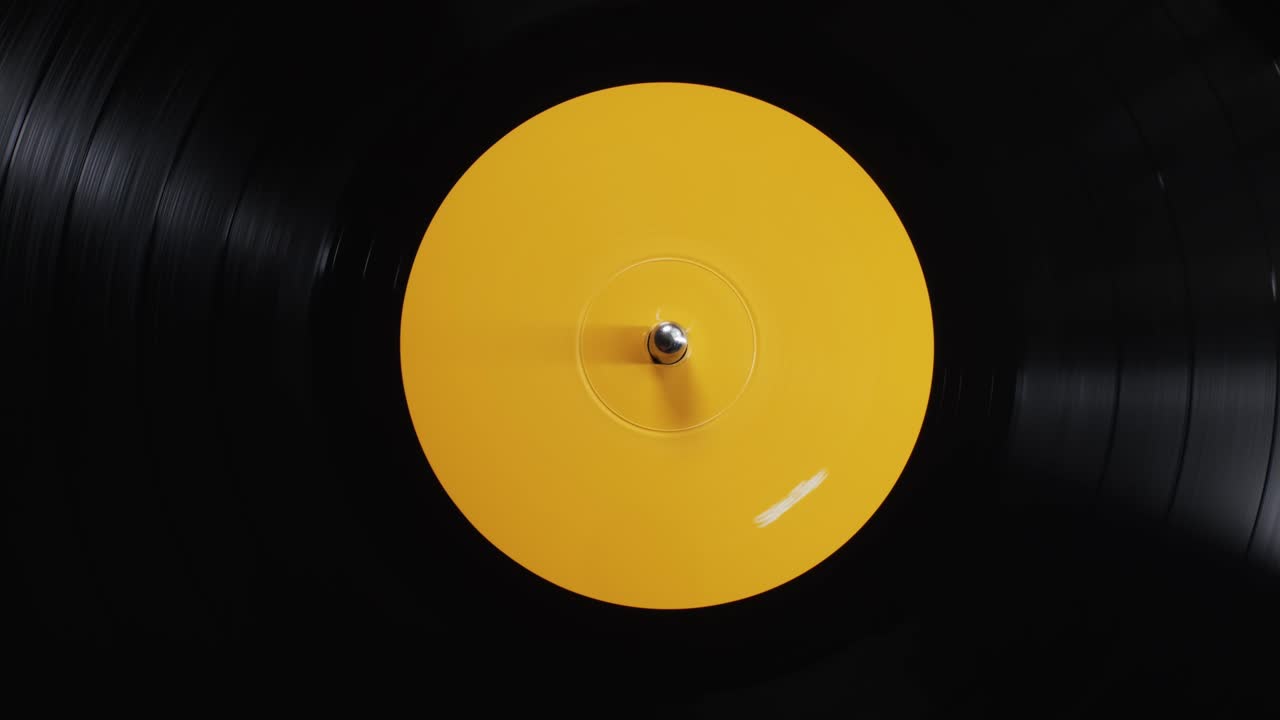 ретро-виниловый проигрыватель, воспроизводящий музыку, крупный крупный кадр винтажного lp-диска, старый фонограф, вращающийся. ретро-музыкальный проигратель.
