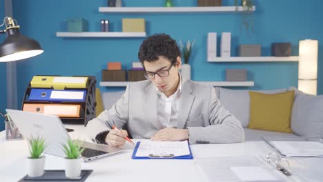 retrato de un chico divertido y lindo soñando con convertirse en un hombre de negocios.