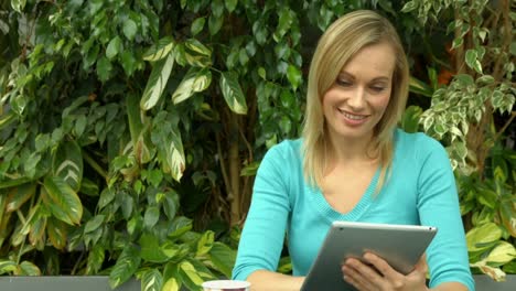 Student-using-tablet-outside-on-campus