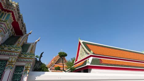 una vista detallada de las estructuras ornamentadas de wat pho