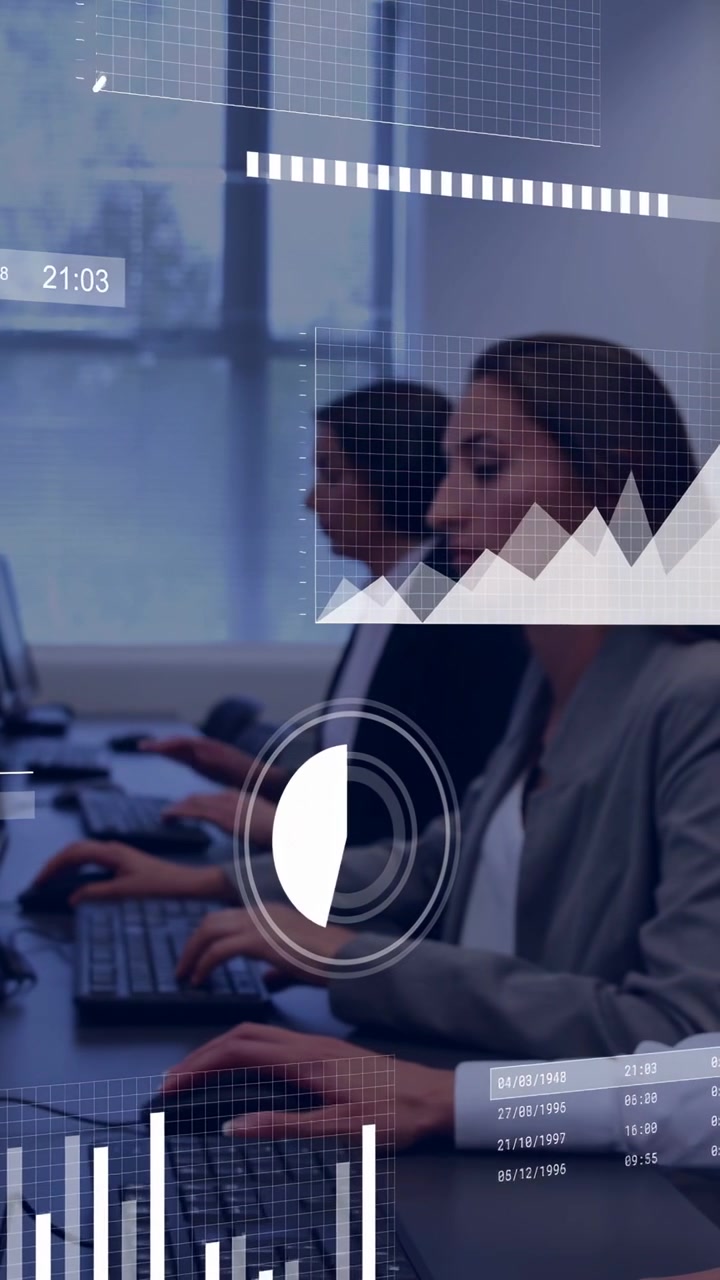 Video verticale: Due donne che digitano e usano il mouse alle scrivanie, animando grafici HUD per le metriche aziendali.
