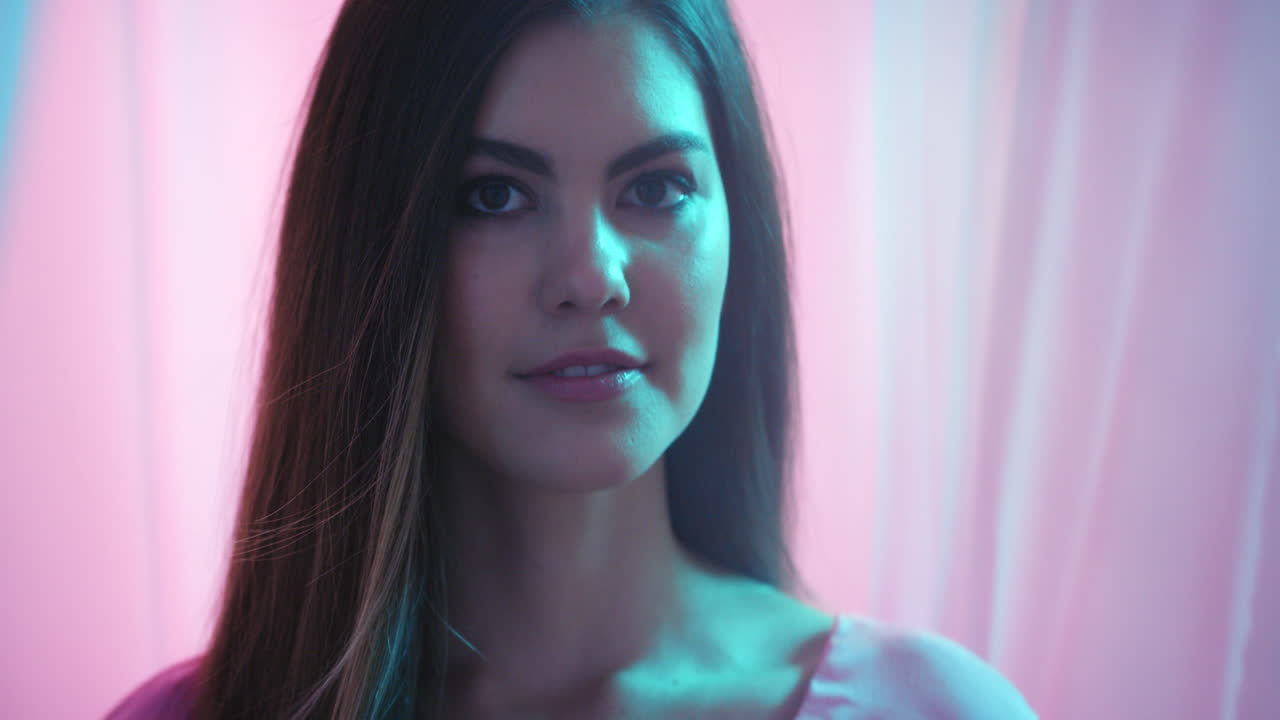 belleza, cara y modelo con una mujer en el estudio