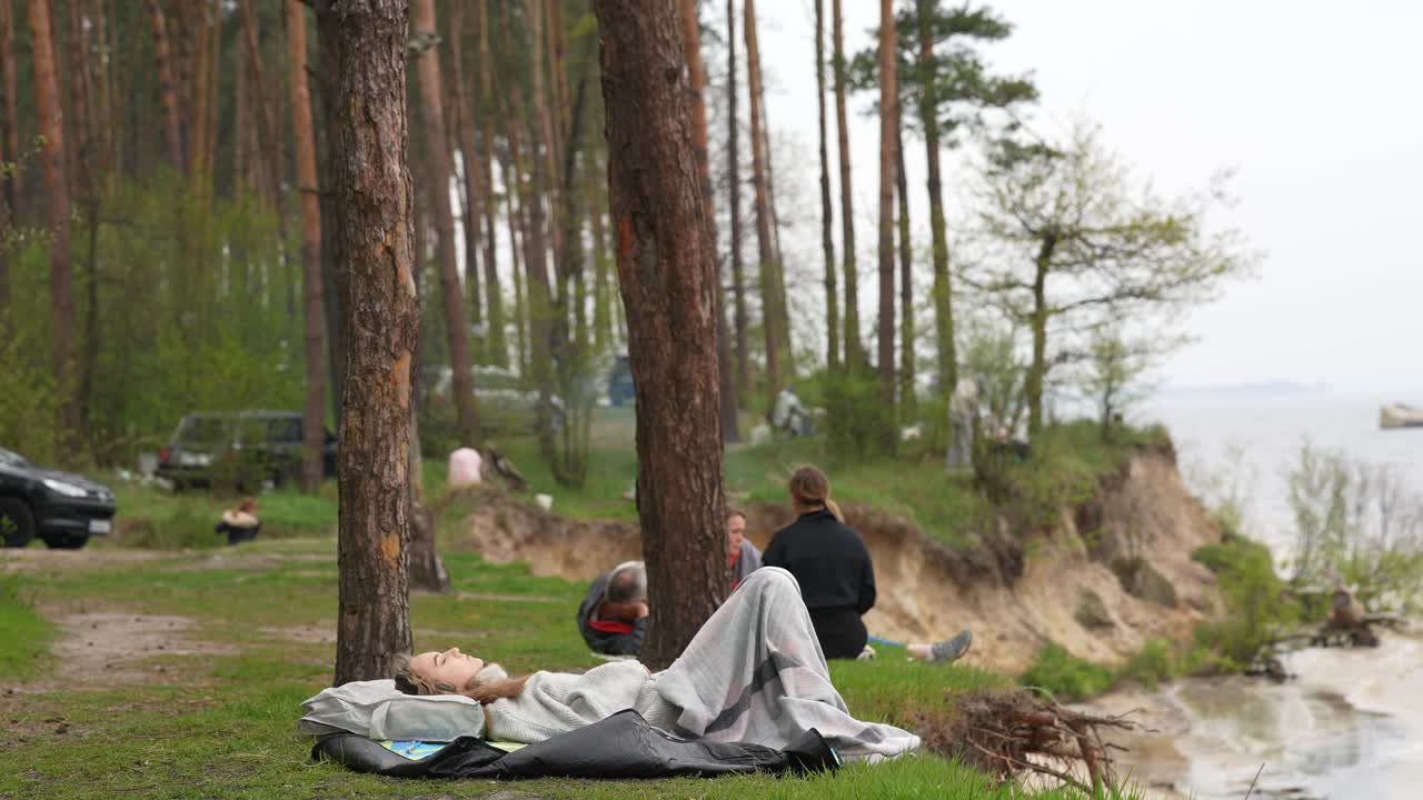 숲 속 의 강  에서 휴식을 취 하고 있는 여자
