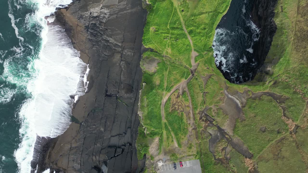fotografía aérea de una cueva oceánica en los acantilados de kilkee en el campo de irlanda