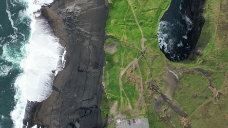 Toma-Aérea-De-La-Cueva-Oceánica-En-Los-Acantilados-De-Kilkee-En-El-Campo-De-Irlanda