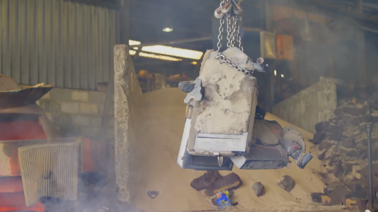 워크 ⁇  4k에서 공중 크레인을 사용하는 작업자