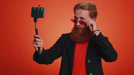 Mann,-Blogger,-Influencer,-Der-Selfie-Auf-Dem-Smartphone-Macht-Und-Videoanrufe-Online-Mit-Abonnenten-Kommuniziert