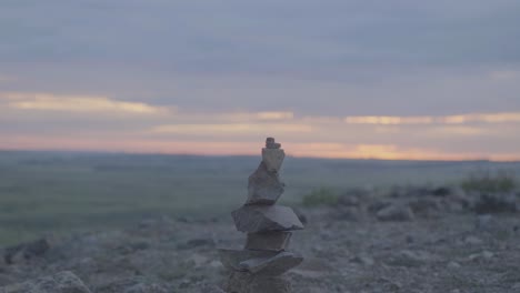 rocas apiladas al amanecer o al atardecer