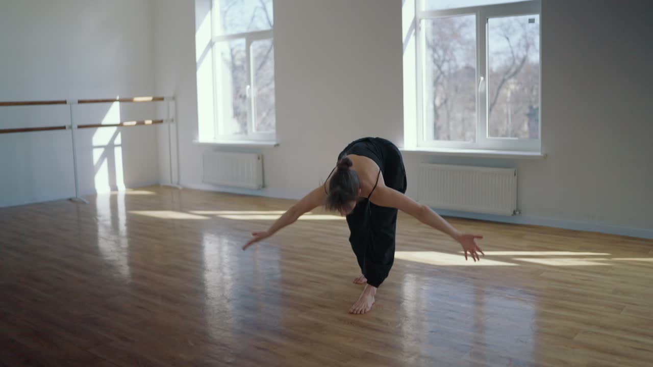 Eine Frau tanzt in einem Studio