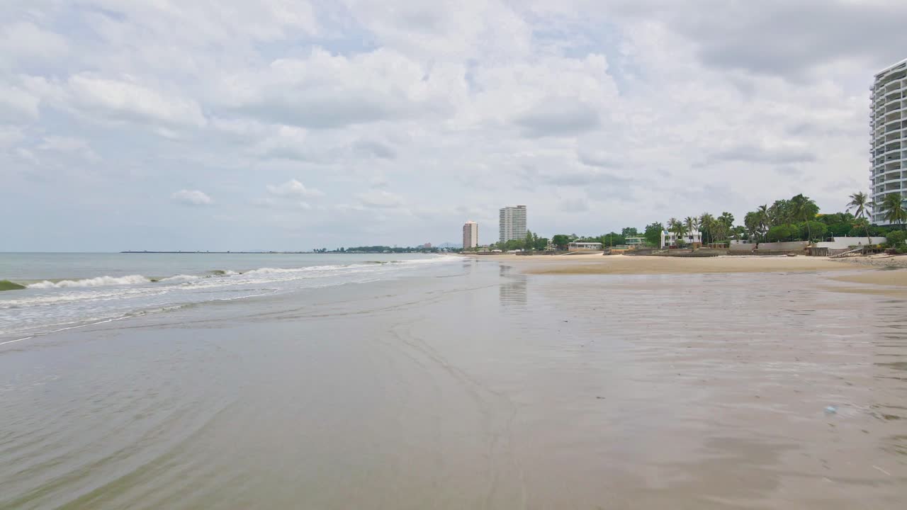 Playa de Cha-Am en Tailandia con toma de dron en ángulo bajo sobre arena mojada