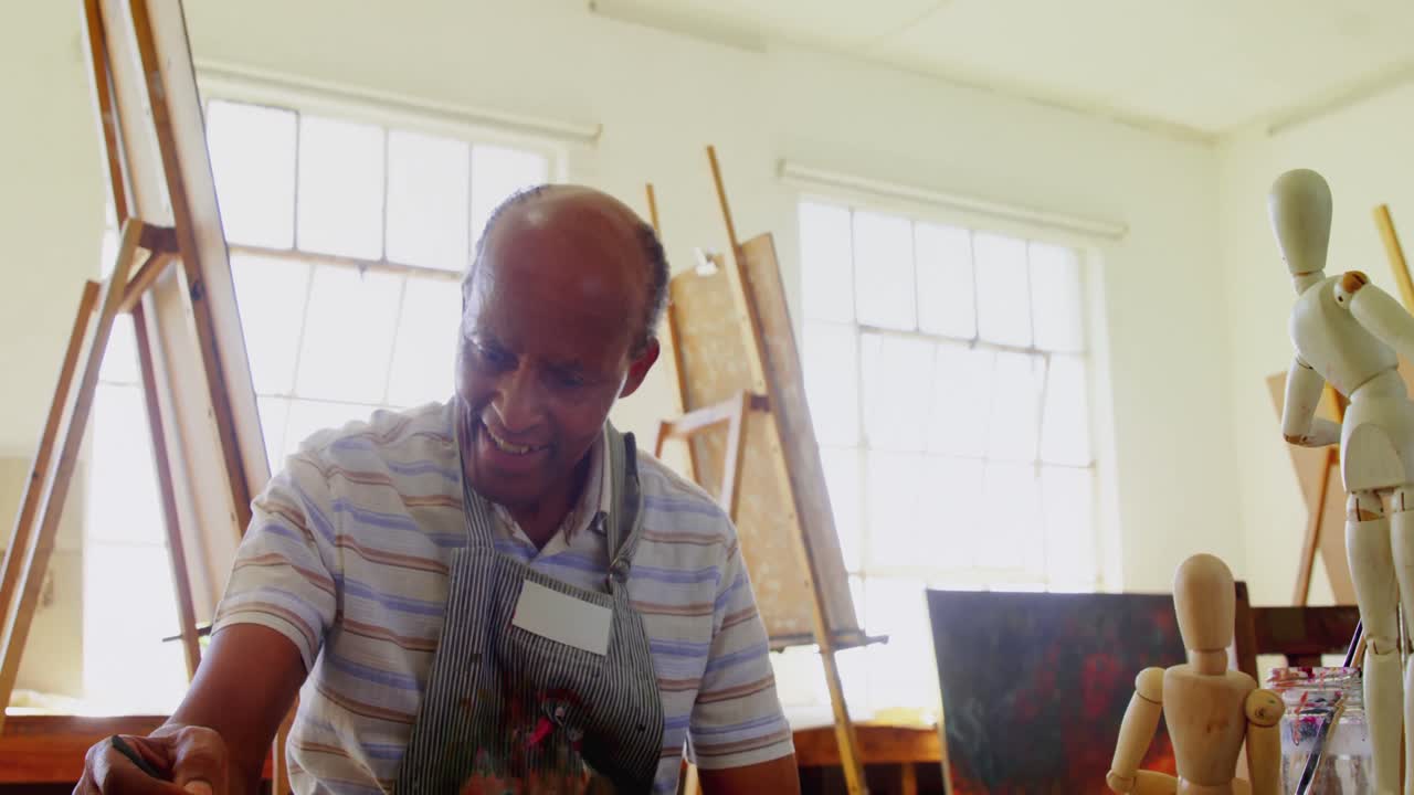 테이블 4k 에 있는 예술가 의 스케치