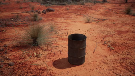 un barril oxidado en un paisaje desértico