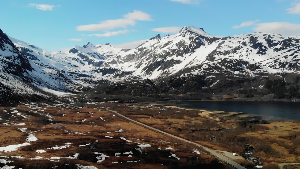 노르웨이 로포텐 섬의 봄 동안 아름다운 산의 슬로우 모션 공중