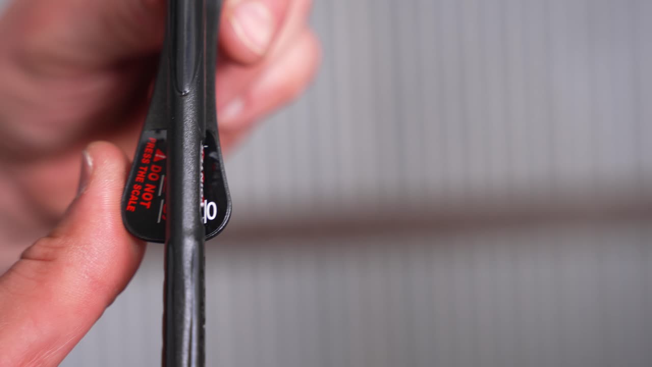 토크 렌치 도구의 정확성을 보여주는 손