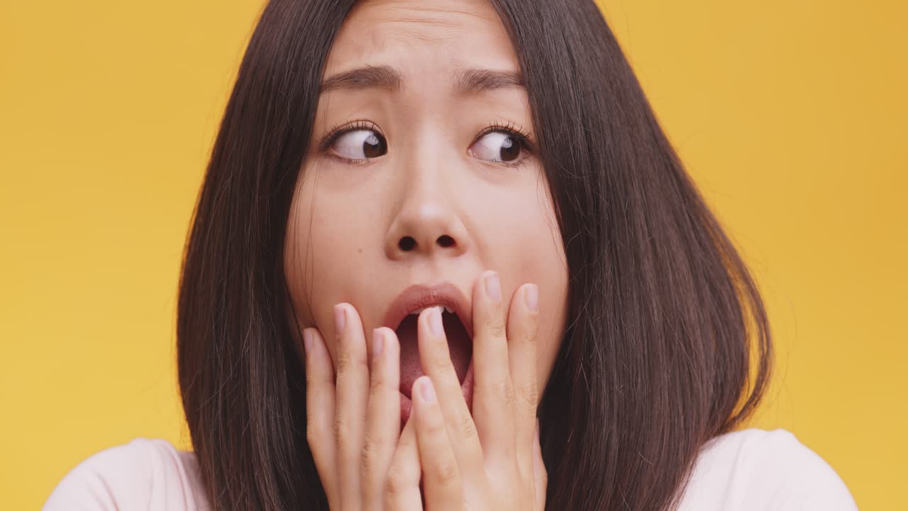 충격적 인 표정 을 가진 여자