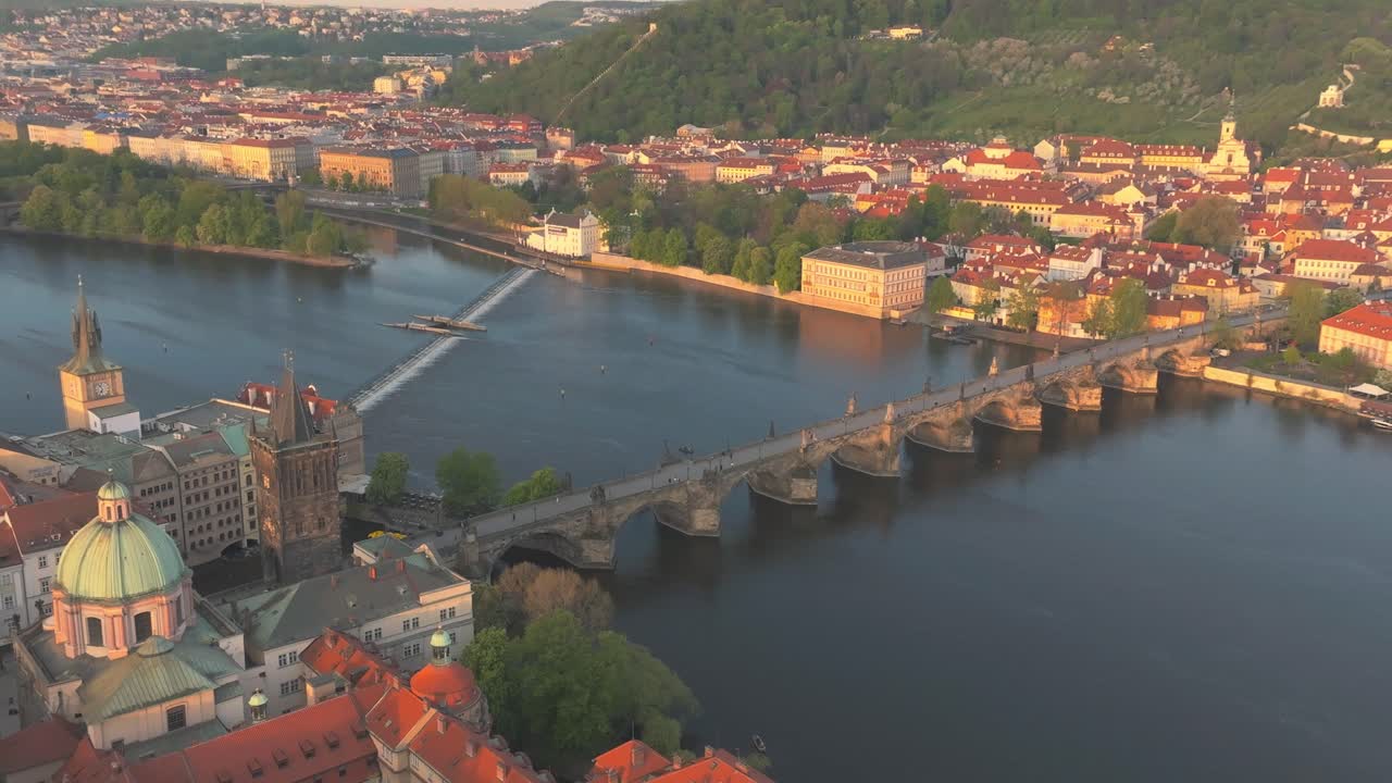 vista aérea de praga con el puente carlos sobre el río vltava, el casco antiguo y la ciudad menor con arquitecturas históricas y vegetación exuberante