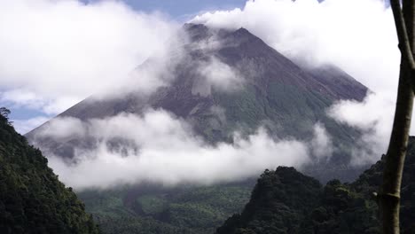 timelapse, monte merapi en yogyakarta indonesia cubierto de nubes